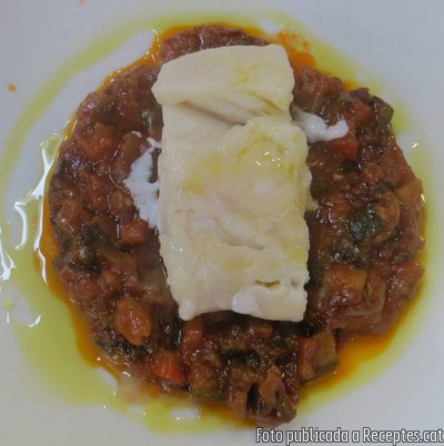 Bacallà confitat amb llit de samfaina